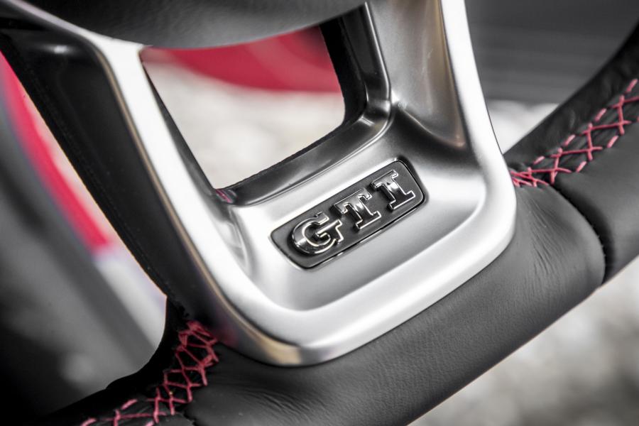 Детали интерьера Volkswagen up! GTI 2018 года  (UK) (фото 14 из 36)